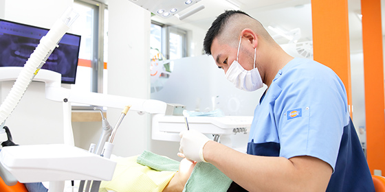 治療中のむし歯治療や、歯のクリーニングまで全て当院で治療可能！