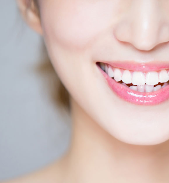 前歯が折れたとき、 差し歯が抜けたとき あなたは何で補いますか？